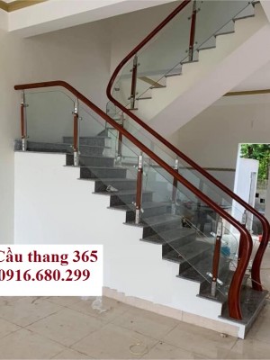 Cầu thang kính cường lực tại Cao Phong Hòa Bình