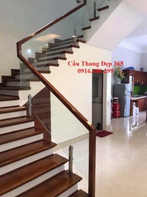 Cầu thang kính tay vịn gỗ Vuông